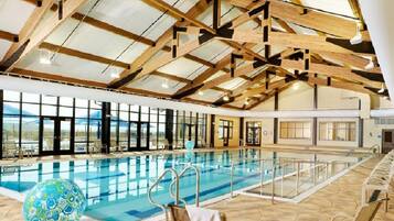 Piscine intérieure, piscine extérieure