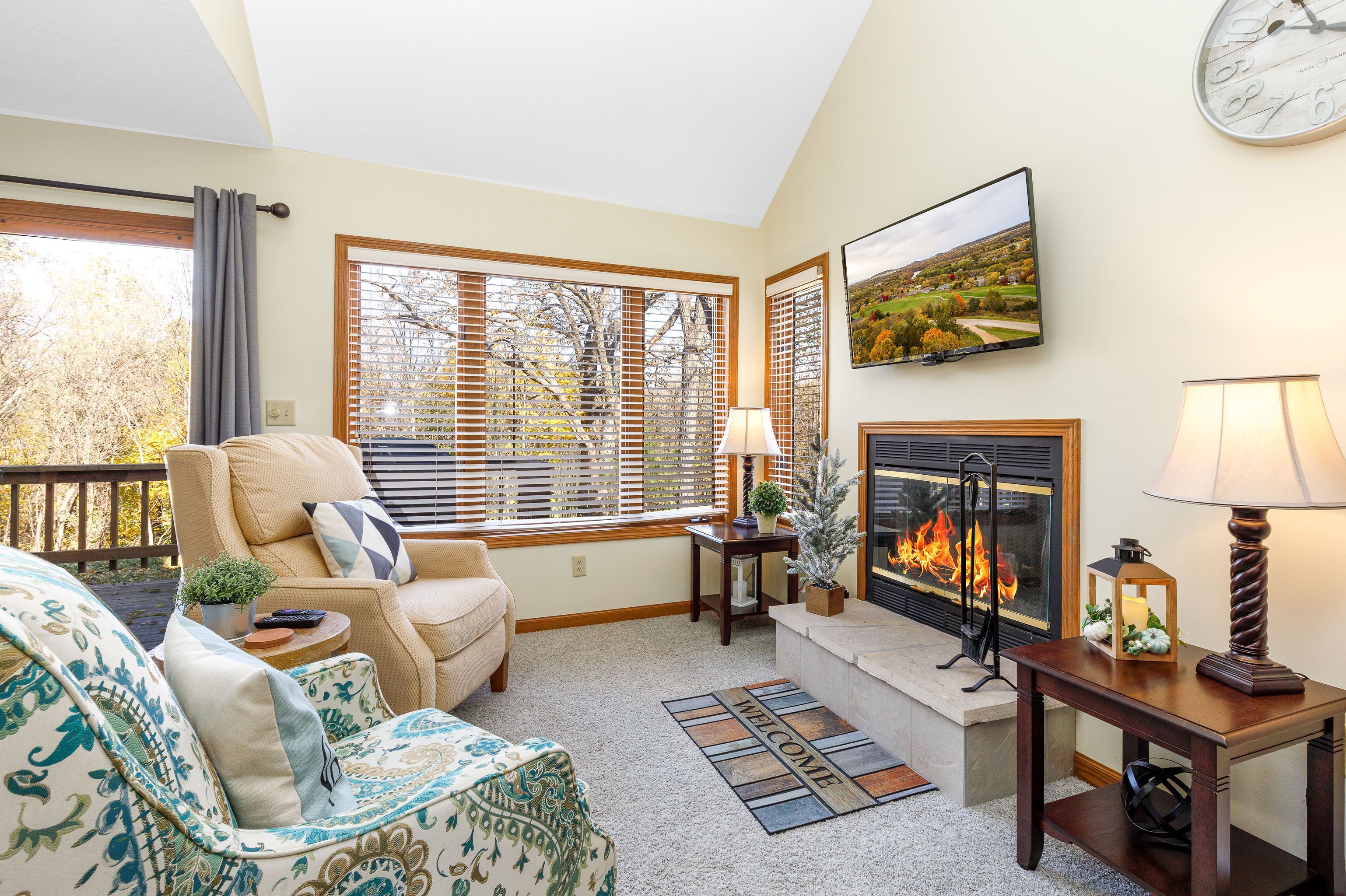 Smart TV, fireplace