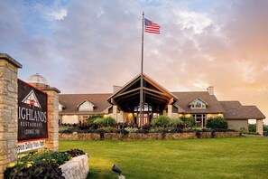 A restaurant with a stone facade, an American flag, and a sign indicating a lounge. - Cute & Cozy King Suite Villa ~ Near Golf, Trails, Spa (Galena)