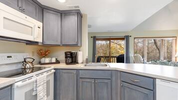 Frigorífic, microones, forn i placa de cuina