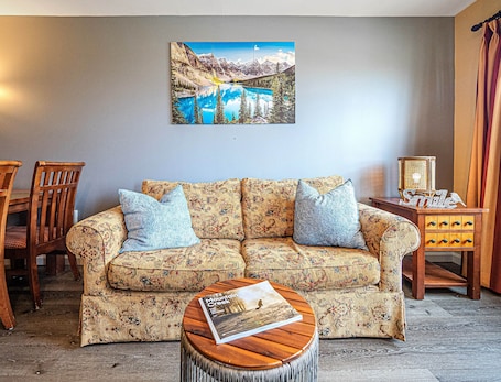 Smart TV, fireplace. Mountain Creek Lovely 1 Bedroom/Pool/Jacuzzi/King Bed/Ski In/Out