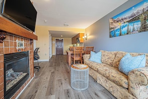 Smart TV, fireplace - Mountain Creek Lovely 1 Bedroom/Pool/Jacuzzi/King Bed/Ski In/Out (Vernon Township)