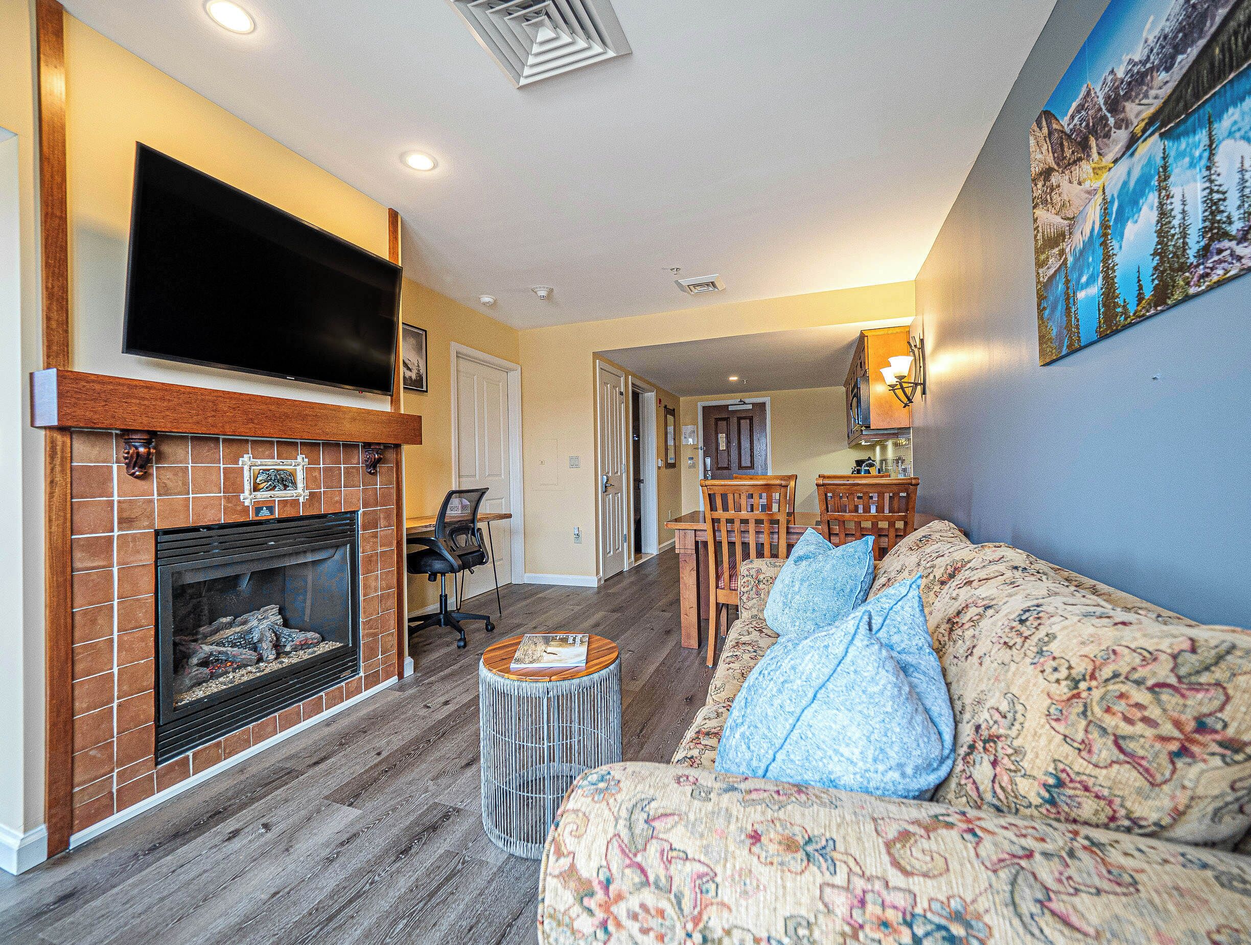 Smart TV y chimenea 