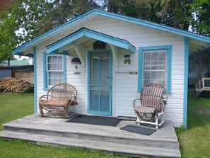 Terrace/patio - Quaint cozy little cabin geared for folks coming to Leech Lake to fish or relax. (Federal Dam)