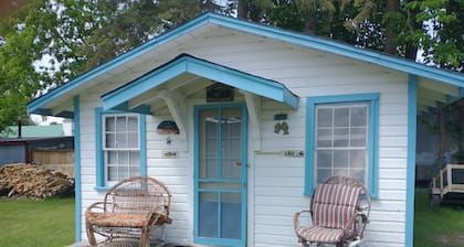 Romantic, warm  cozy little cabin geared for folks coming to Leech Lake to fish.