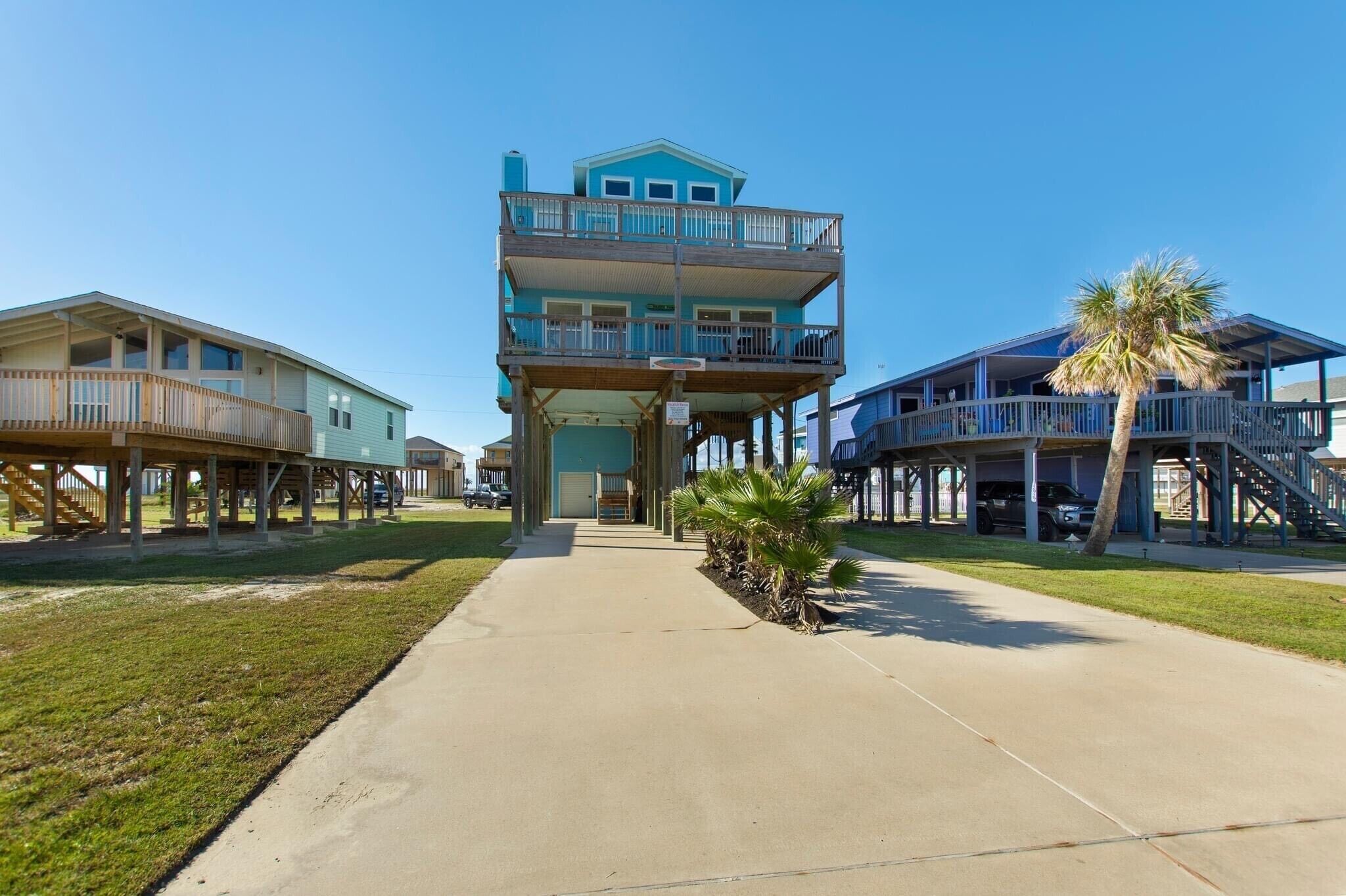 New Beach and Bay Views Large Decks San Luis Pass Pets Welcome
