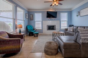 Smart TV, fireplace, Netflix, books - New Beach and Bay Views Large Decks San Luis Pass Pets Welcome (Freeport)