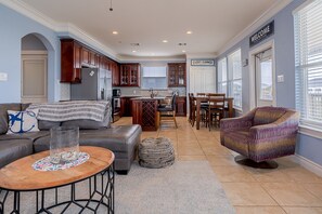 Smart TV, fireplace, Netflix, books - New Beach and Bay Views Large Decks San Luis Pass Pets Welcome (Freeport)