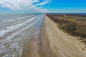Beach nearby, sun-loungers, beach towels - New Beach and Bay Views Large Decks San Luis Pass Pets Welcome (Freeport)