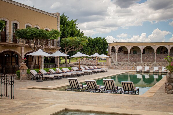 Outdoor pool, free cabanas, pool umbrellas - HC HACIENDA CATRINA HOTEL BOUTIQUE (Silao)