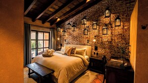 Egyptian cotton sheets, premium bedding, down duvets, minibar - HC HACIENDA CATRINA HOTEL BOUTIQUE (Silao)