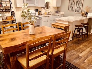 Dining - Tranquil Wooded King Bed Suite Close to Everything (Cleveland)