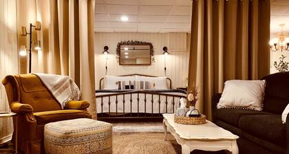 Tranquil Wooded King Bed Suite Close to Everything