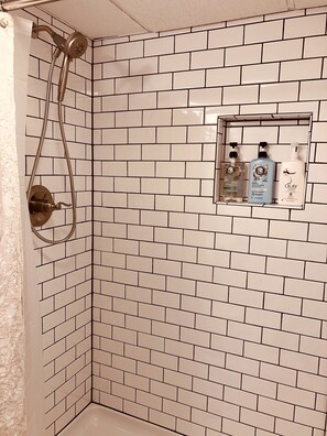 Dusj, hårføner, håndklær og såpe