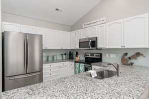 Kjøleskap, mikrobølgeovn, ovn og kokeplater