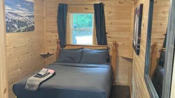 3 bedrooms, desk, iron/ironing board, WiFi (free)