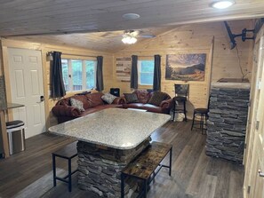 Smart TV, fireplace, books - Creekside 3 bedroom 2 bath cabin on private creek (Banner Elk)