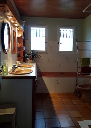 Vasca, asciugacapelli, bidet, carta igienica