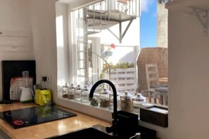 2 slaapkamers, een bureau, een strijkplank/strijkijzer, reisbedje