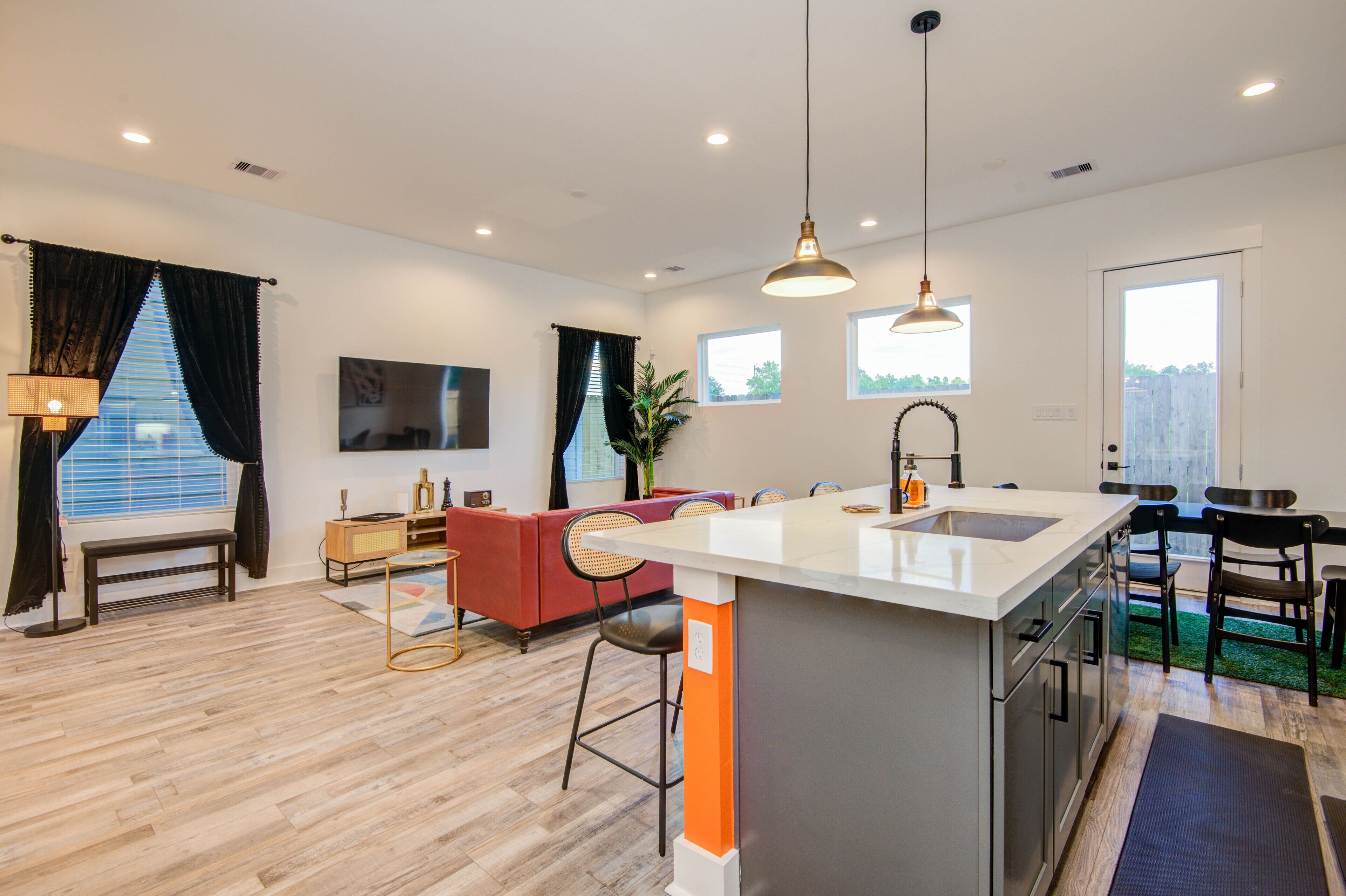 Modern MidCentury/MansField/Pets