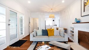 Smart TV, stereo - Yanderra - Discover relaxation at this charming cottage opposite the beachside golf course (Mollymook)