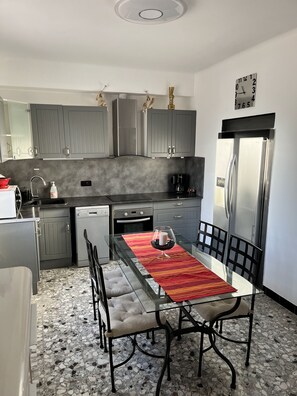 Frigorífic, microones, forn i placa de cuina 
