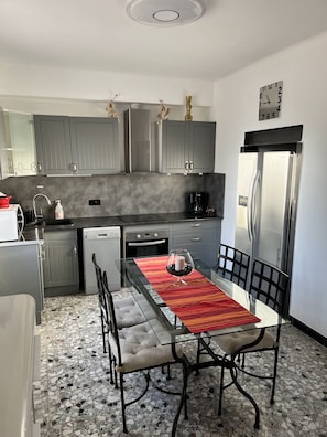 Frigorífic, microones, forn i placa de cuina