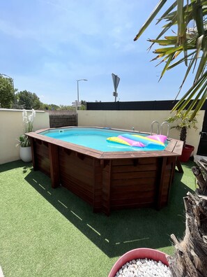 Een buitenzwembad en een verwarmd zwembad