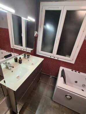 Suihkun ja ammeen yhdistelmä, poreamme, vessapaperi