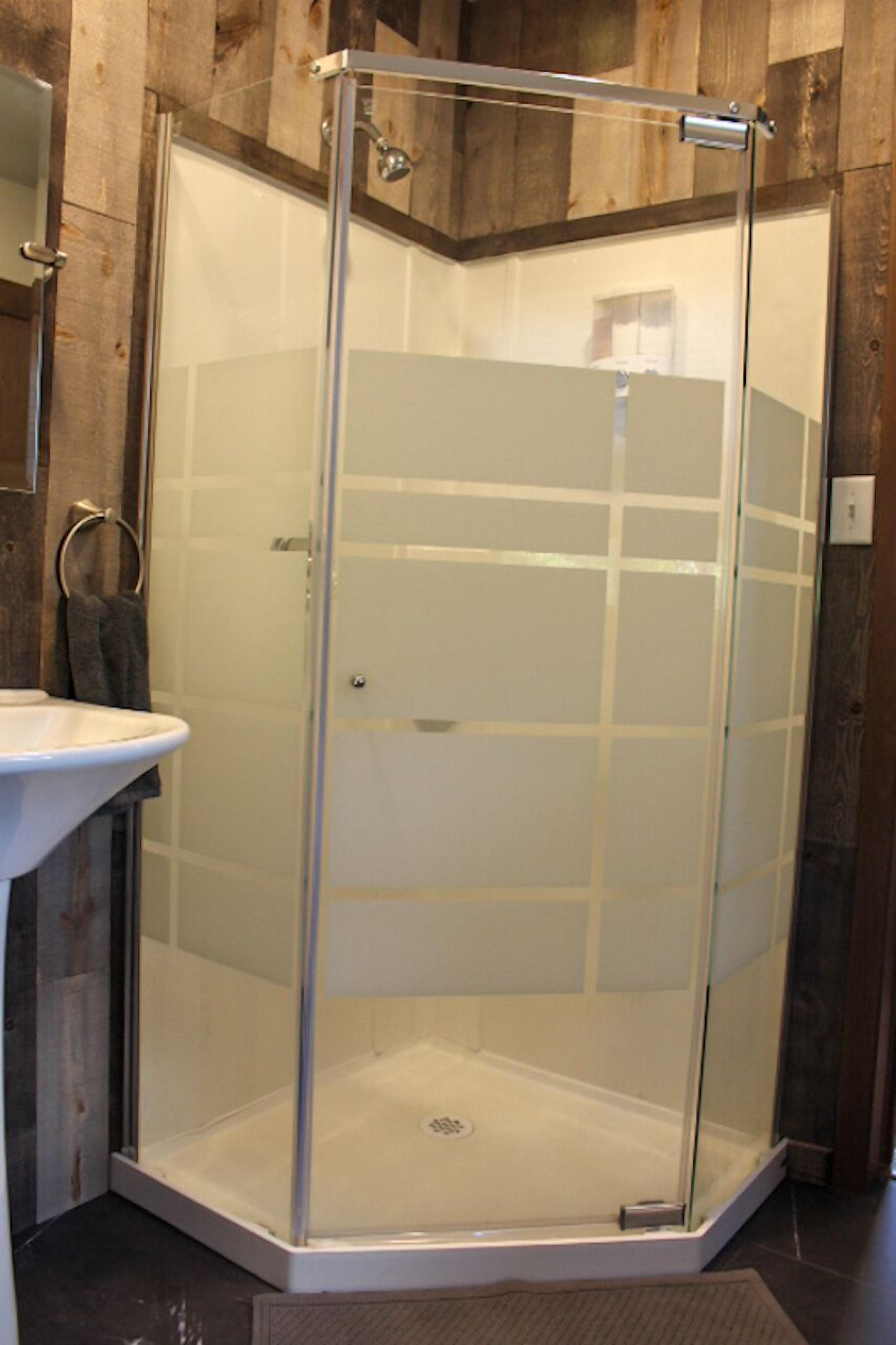 Ensemble douche/baignoire, sèche-cheveux, serviettes fournies