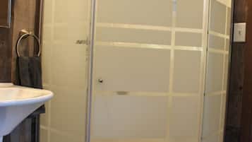 Combined shower/bathtub, hair dryer, towels