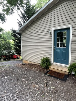 Exterior detail - Peace & Quiet! Dogs welcome and only 4.6 miles to Downtown Asheville! (Asheville)