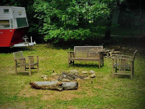 Property grounds - Peace & Quiet! Dogs welcome and only 4.6 miles to Downtown Asheville! (Asheville)