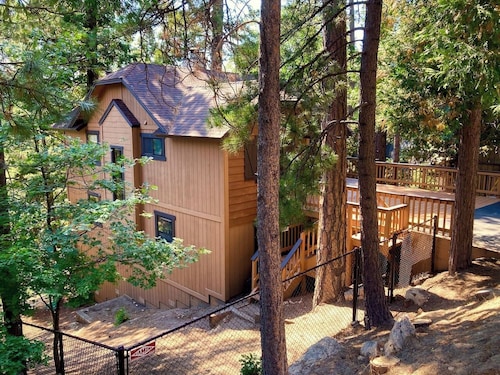 Honey Pine Lodge. Cozy cabin in Lake Arrowhead.  Two dogs welcome.