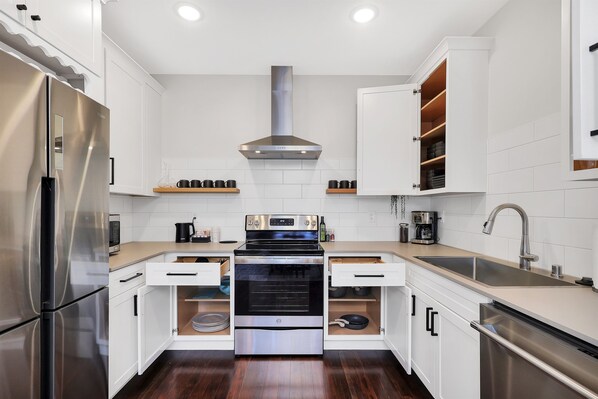 ثلاجة، ميكروويف، فرن، موقد طهي مسطح