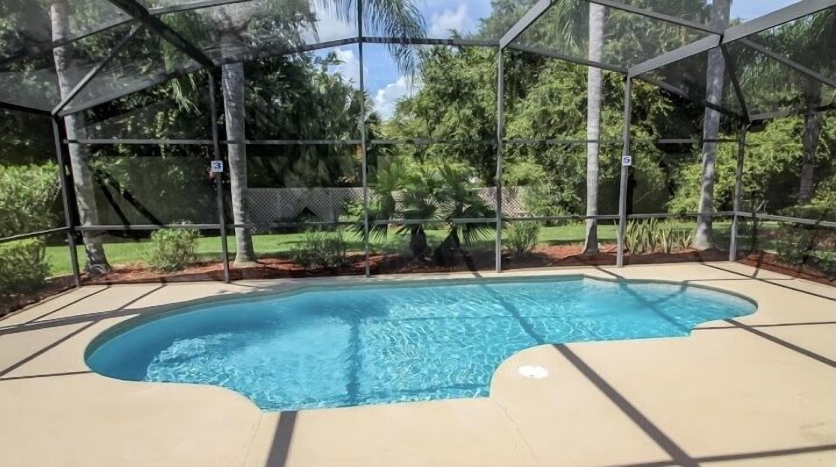 Ref 10. Lake Berkley. Villa , own pool. Gas BBQ.