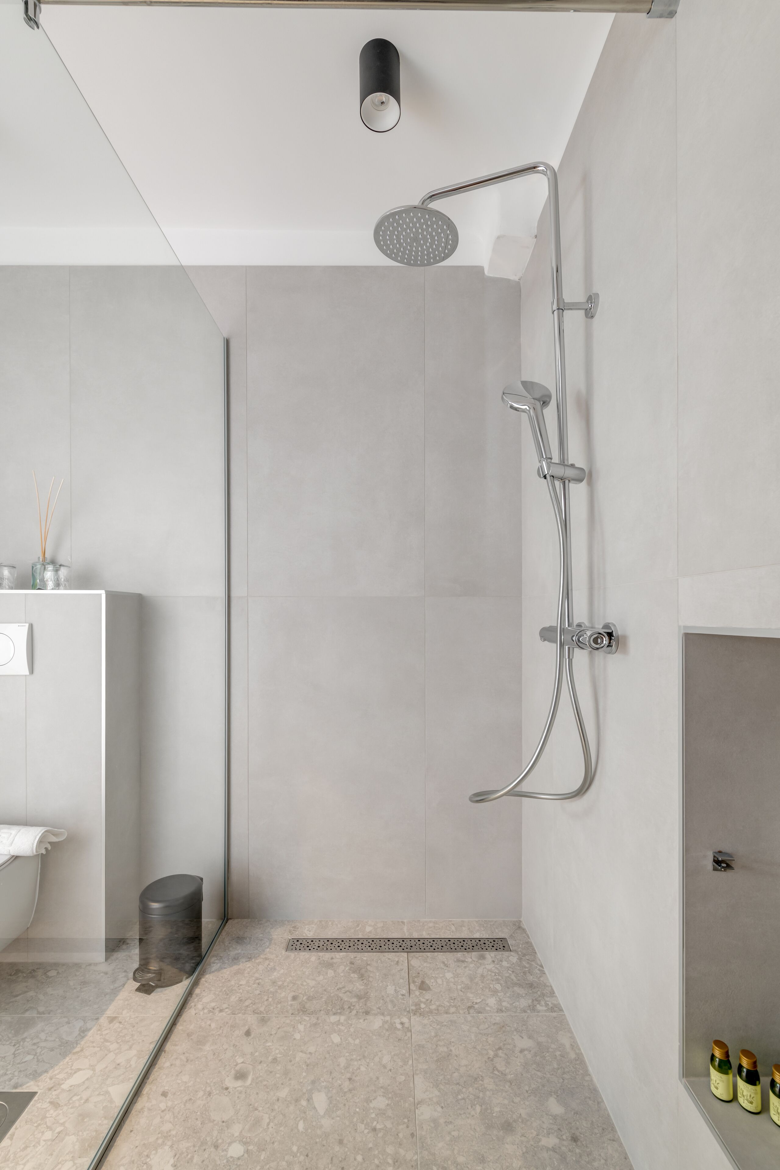 Un baño moderno con ducha, inodoro y lavabo.