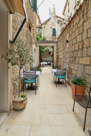 Front of property - Makarun Heritage Rooms (Split)