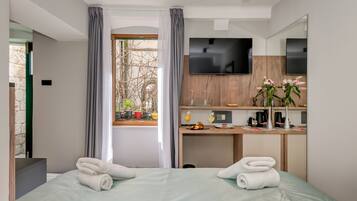 Deluxe Double Room | Egyptian cotton sheets, premium bedding, memory foam beds, minibar