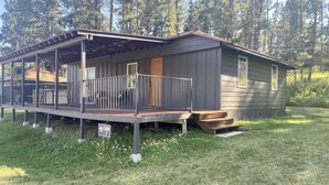 Une cabane dotée d’un porche couvert, d’une petite entrée et d’une pancarte indiquant qu’il s’agit de la cabane numéro 2.