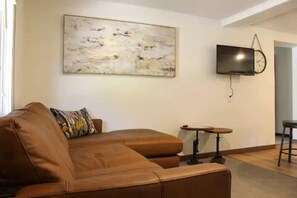 テレビ、DVD プレーヤー、ストリーミングサービス