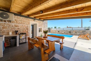Outdoor dining - Charming Villa Casa E&J  with Private Pool for up to 4 Guests (Muntrilj)