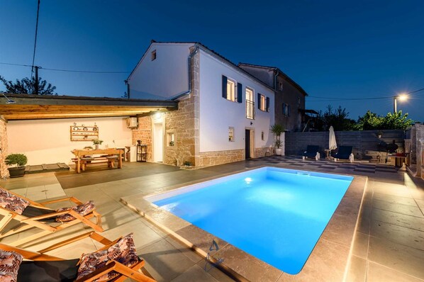 Una piscina al aire libre