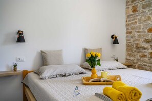 2 habitaciones, tabla de planchar con plancha y cuna de viaje