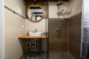 Chuveiro, secador de cabelo, toalhas de banho, sabonete