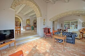 Televisión, chimenea