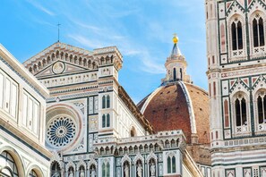 A historic building with intricate architectural details, including a large dome and ornate facades. - Medici Suite - Medici Suite 8 Person (Florence)