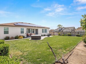 Terrace/patio - Spacious Home with new Hot tub I Fire pit I BBQ (Fresno)