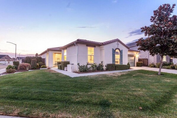 Exterior - Spacious Home with new Hot tub I Fire pit I BBQ (Fresno)