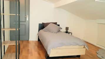 2 slaapkamers, een bureau, een strijkplank/strijkijzer, reisbedje